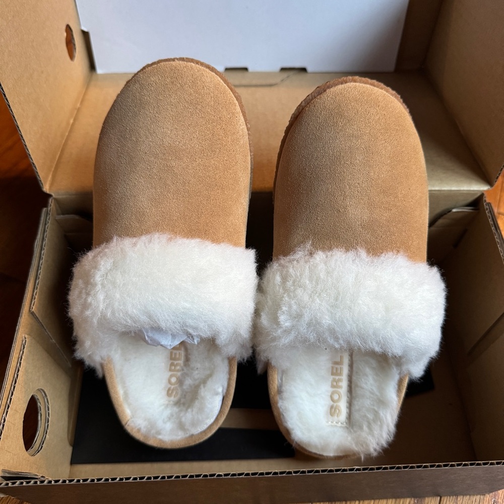 Sorel Youth Nakiska II Faux Fur Slide Slipper – Tawny Buff/Gum – Size 2 (NIB)